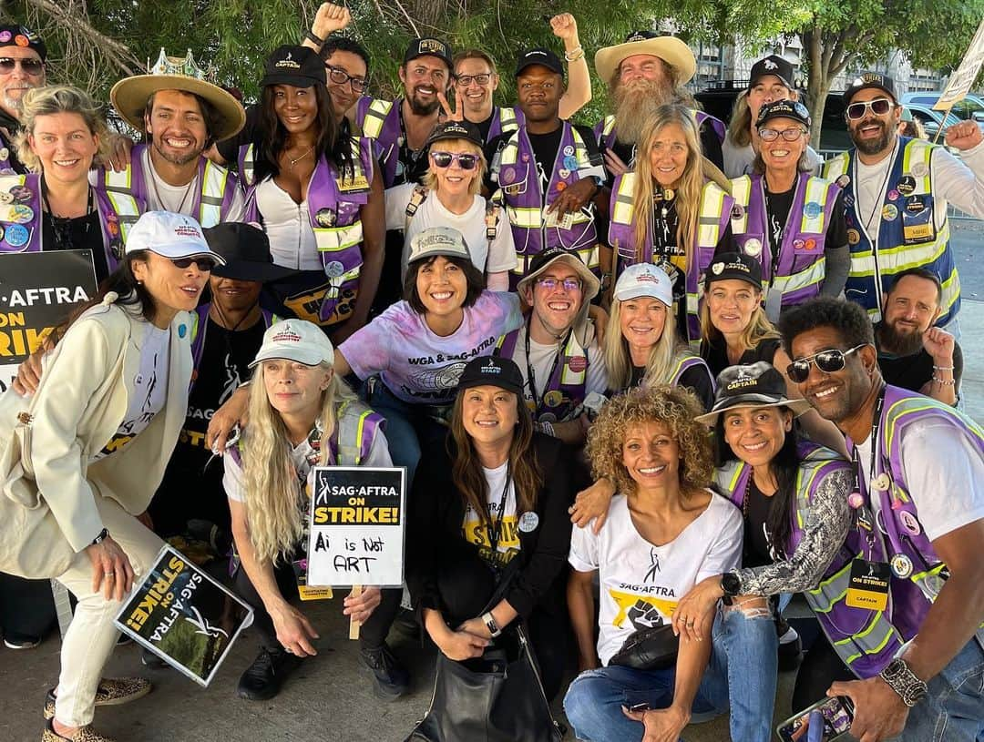 ジェリー・ライアンのインスタグラム：「They asked us to show up and we SHOWED UP!!!!  What a beautiful energy and incredible solidarity on the line today!! We were so lucky to have some of our NegCom members here to inspire us and share in the love.  Let’s KEEP SHOWING UP and keep this passion and this enthusiasm and this commitment until the studios decide to do the right thing! One day longer. One day stronger. AS LONG AS IT TAKES. ✊🏼✊🏼✊🏼」