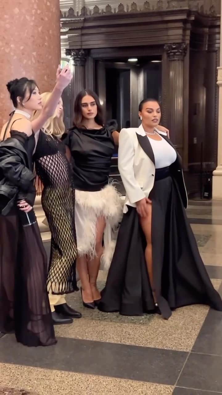 WHO WHAT WEARのインスタグラム：「The stars were out in NYC tonight to celebrate the best and brightest in American design at the #CFDAAwards. Head to the link in our bio to see all of the stylish looks from the evening.  video: @thatgirlyusra」