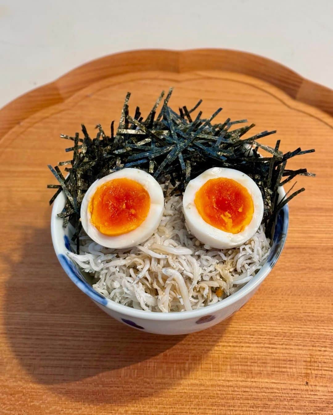秋山具義のインスタグラム：「俺っぽい海苔半熟卵釜揚げしらすご飯。  #しらす創り七代目山利 #グギメシ」
