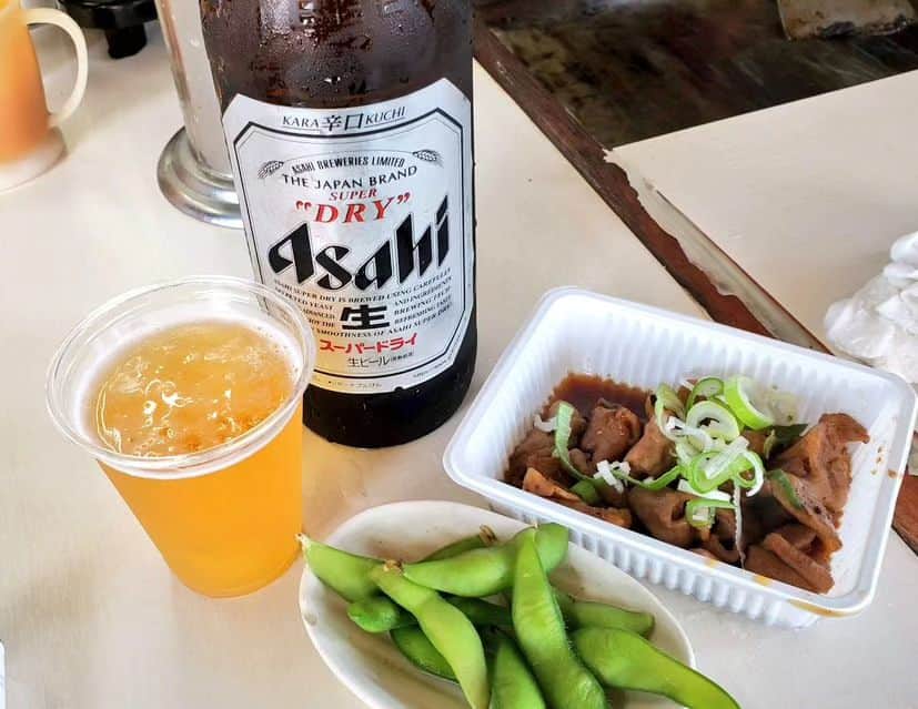 ケニチのインスタグラム：「瓶ビールにホルモンに枝豆で最強呑み🍺 #マルフク　#立飲み　#西成」