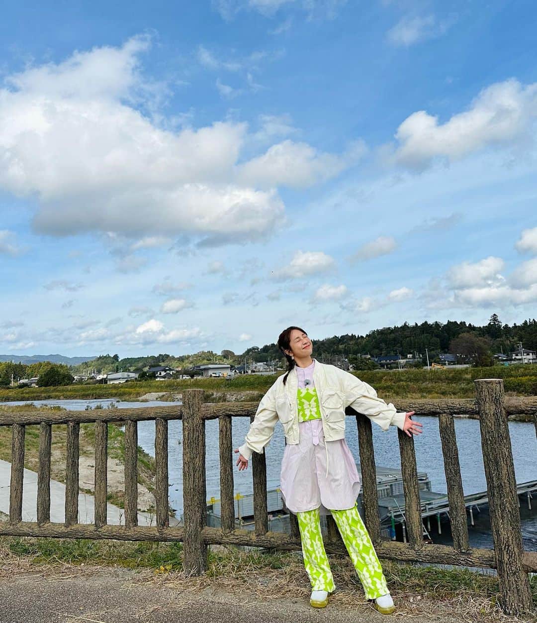 鈴木あきえのインスタグラム：「無事に、地方ロケから帰ってきております☺︎  大自然に囲まれて、 楽しい出逢いに感謝のロケでした🌞✨  詳細は、またお知らせさせてくださいませ🩷💚  衣装は  ・ニットビスチェ＆パンツ→moyan ecri @moyan_ecri_official ・シャツ＆ブルゾン→MAISON SPECIAL @maisonspecial_women  さんのです💚」