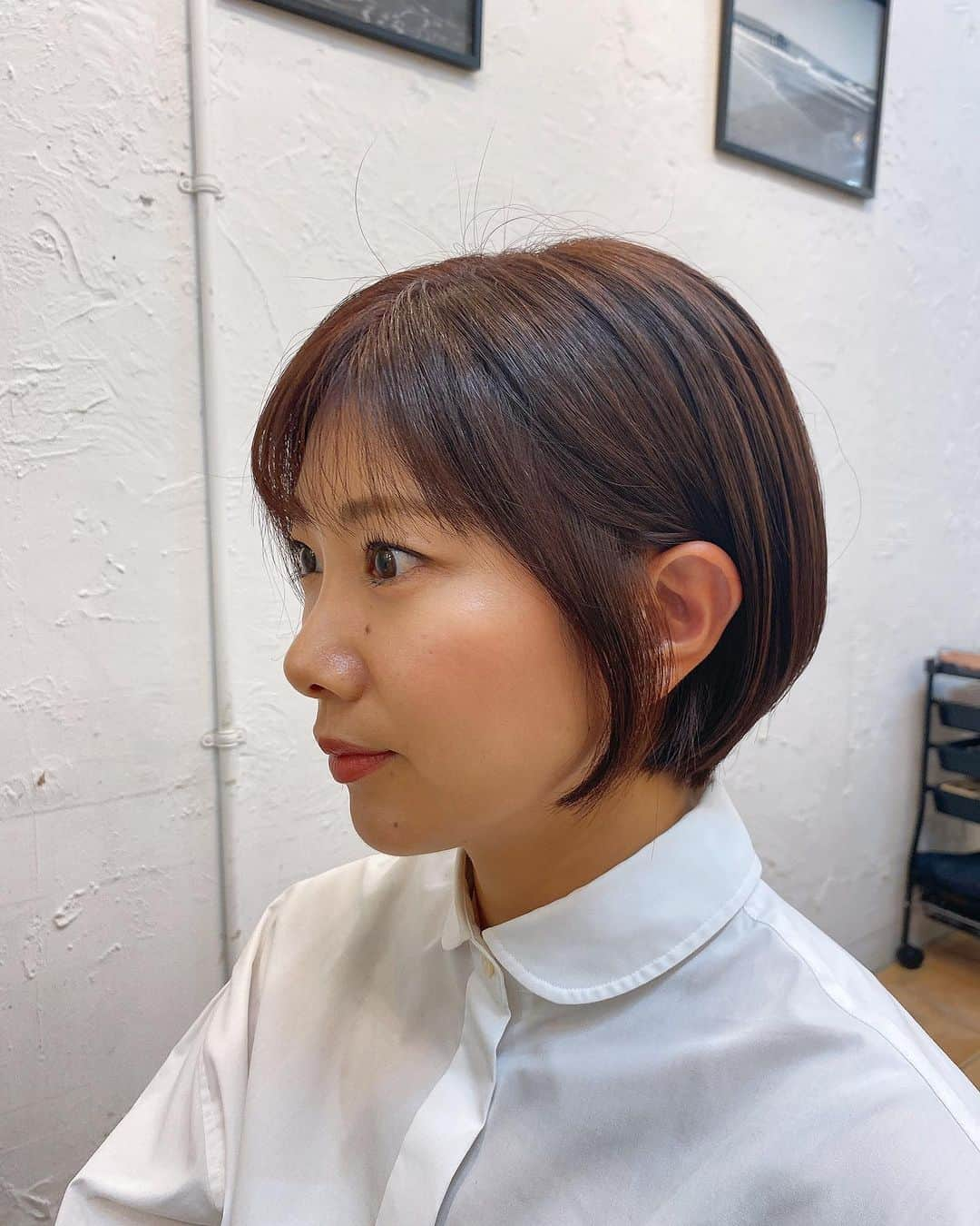 潮田玲子のインスタグラム：「ヘアメンテナンスへ〜✂️💇‍♀️ 今回は息子も一緒に💇‍♂️  後ろはさっぱり、でも前髪切らないでとかみんなに切ったと言われたくないから気づかれない程度にさっぱりとか一丁前に注文してました笑😆  私はというと @accomplish_yu さんのところに通い始めてかれこれ一年ほどになりますが、ほんとに髪質変わった〜🥹🙆‍♀️ 広がらなくなったし何より艶が良くなって手触りが全然違う‼️ 本当にすごいと毎回感動してます👏  ゆうさんいつもありがとうございます☺️💓🙏  #PR #accomplish代官山 #髪質改善サロン #ヒト幹細胞トリプルプラチナAAAトリートメント #ありがとうございました」