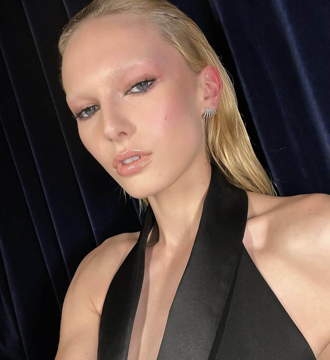 Vincent Oquendoのインスタグラム：「Tonight with #AlexConsani for @cfda awards wearing @jonathansimkhai hair by @lucas.a.wilson #MakeupByVincent I Started by prepping Alex’s skin using @bioeffectofficial First I applied the Imprinting Hydrogel Mask to give her skin a boost of moisture because we were creating a mermaid inspired glam I wanted her skin to look so dewy it was nearly wet. Then I applied the EGF Essence to balance out her skin and pump up her glow. Followed by a few drops of EGF Serum to her face and neck which then I followed with the Hydrating Cream to provide the perfect base under this glowy mermaid inspired skin. Then onto her piercing eyes which we used @lashify to perfect. Alex’s lash Map is SB12 SB12 SB10 SB10 and I finished her makeup off with a brownish black eyeliner in her waterline and a rosy beige lipstick topped with a clear gloss in the center to bring out her pout.」