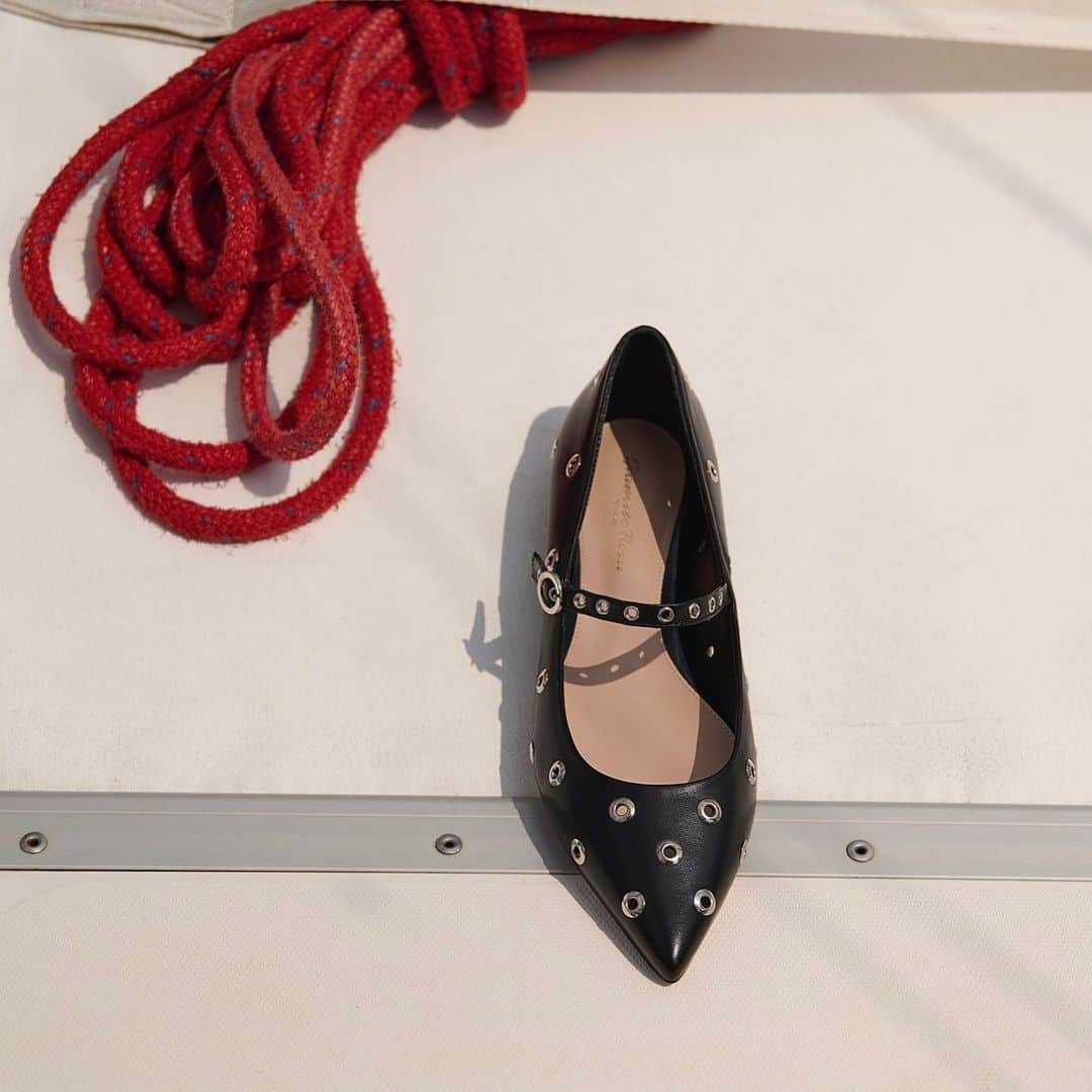 Bergdorf Goodmanのインスタグラム：「BOLD MOVES ❤️ Create visual interest with the coveted accessories of the moment—like @gianvitorossi ‘s statement flats.」