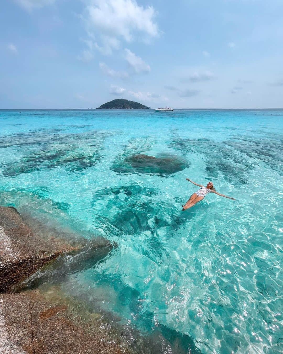 さんのインスタグラム写真 - (Instagram)「Just when I thought I’d already found the bluest water I’d ever seen, I discovered Similan islands 🏝️   The islands in this region form an archipelago in the Andaman sea just over an hour speed boat ride from Khao Lak Thailand. It’s a hub for snorkelers and divers with rich, biodiverse marine life, corals and crystal clear, intensely vibrant blue water. The powdery white beaches are equally impressive.   It’s also classified as a National park and closes down each year to allow restoration and protection from over tourism so it can continue to maintain this pristine environment and protect wildlife 🐢  This place has been high on my bucket list for a long time and I’m so grateful I was able to visit earlier this year and share the experience with my daughter Jade.   The best time to visit is from October - April. You can book a day trip here from Khao Lak with @wow.andaman and explore many of the islands and best spots to snorkel with turtles, see colourful corals, have a cruisy lunch and island explore, swim in pristine waters and access insane views like the one from the top of Sailboat rock.   Stay at the magnificent and peaceful @devasom_resorts in Khao Lak and they will be able to organise the entire trip for you.   This was one of the best adventures I’ve had in Thailand and one I won’t ever forget.   #amazingthailand #similanisland #snorkelling #turtles #thailand #khaolak #devasomkhaolak #wowandaman #motherdaughtertrip」11月7日 9時55分 - helen_jannesonbense