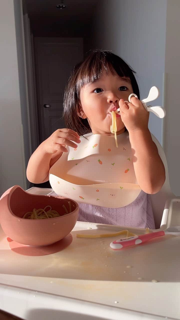 HISANAのインスタグラム：「what my toddler eats in a day👧🏻 最近もずくとオクラにハマっているおすずちゃんです🩵  #1歳女の子#1歳11ヶ月#海外移住#フィリピン#マニラ#海外子育て#海外で子育て#幼児食#幼児食メニュー #23months#manila#sahmlife#sahmom#whatmytoddlereats」