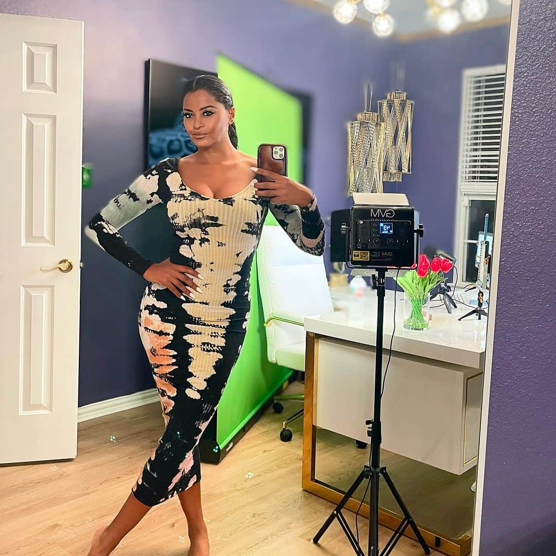 クラウディア・ジョーダンのインスタグラム：「Bout to be show time! Tune into the Fox Soul YouTube channel right now!」