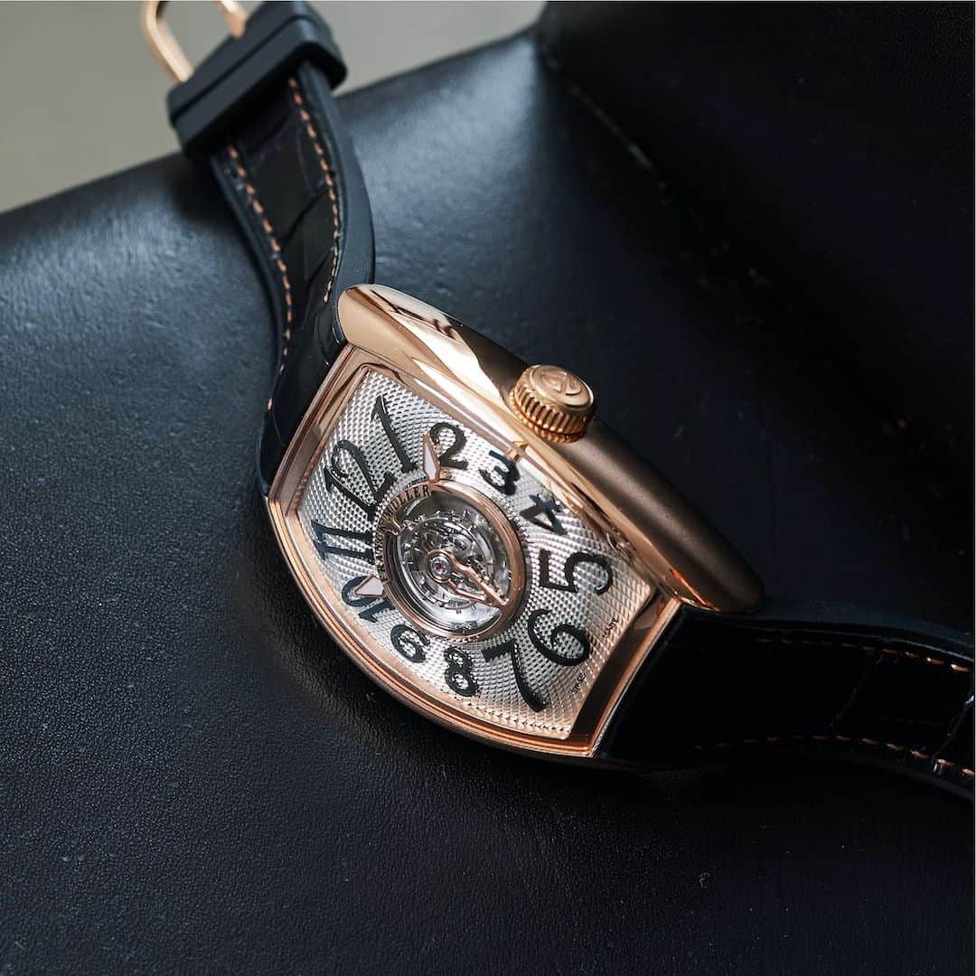 FRANCK MULLER JAPANのインスタグラム：「【進化を続けるフランクミュラーの魅力】 「憧れられる大人を増やそう」がコンセプトのスタイルウェブマガジン、B.R.ONLINE。 @b.r.online 今回は「トゥールビヨン」をテーマに、フランクミュラー愛用者でもある戸賀敬城さん @togacci53 が、その魅力を徹底解説。スペシャルな空間で、最新ウォッチをご紹介しています。  B.R.ONLINE掲載 記事詳細はプロフィールの「Media」をタップ  #franckmuller #franckmullerjapan #フランクミュラー #bronline」