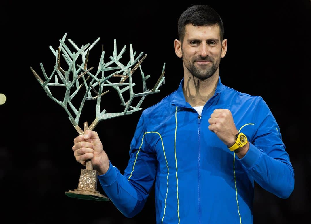 ウブロのインスタグラム：「ウブロアンバサダーで男子テニスのノバク・ジョコビッチ @djokernole が「ATPマスターズ1000」40勝目を達成し記録を更新しました！おめでとうございます！！  ウブロはテニスを応援します。 #HublotLovesTennis  時計に関するお問い合わせは「ウブロブティック」各店舗まで。 —————— #ウブロ銀座ブティック 📧ginza@hublot.com 📞03-3538-5055 #ウブロ表参道ブティック 📧omotesando@hublot.com 📞03-5468-5605 #ウブロ伊勢丹新宿ブティック 📧isetan.shinjuku@hublot.com 📞03-3352-1111 大代表 #ウブロ名古屋ブティック 📧nagoya@hublot.com 📞052-957-3022 　 #ウブロ大阪ブティック 📧osaka@hublot.com 📞06-6121-4531 #ウブロ大丸梅田ブティック 📧daimaru.umeda@hublot.com 📞06-4797-7301 #ウブロ京都ブティック 📧kyoto@hublot.com 📞075-212-2155  #HublotAmbassador #NovakDjokovic #HublotFamily #Hublot  #ウブロ #ジョコビッチ」