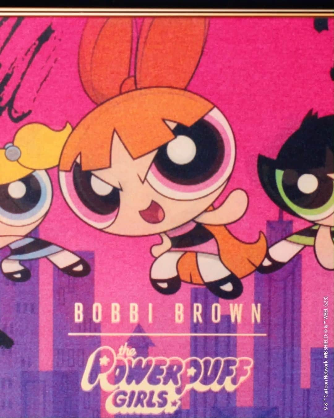 ボビイ・ブラウンのインスタグラム：「BB X THE POWERPUFF GIRLS COLLECTION💥  #リュクスアイシャドウクォード  ✔2023年11月13日(月)公式オンラインショップ限定発売 ✔2023年11月14日(火)百貨店及び百貨店サイト限定発売(一部製品)  #BOBBIBROWN #THEPOWERPUFFGIRLS #BBxTHEPOWERPUFFGIRLSCOLLECTION #ボビイブラウン #パワーパフガールズ #コラボコスメ #限定コラボ #限定コレクション #クリスマスコフレ #アイシャドウ #アイシャドウパレット」