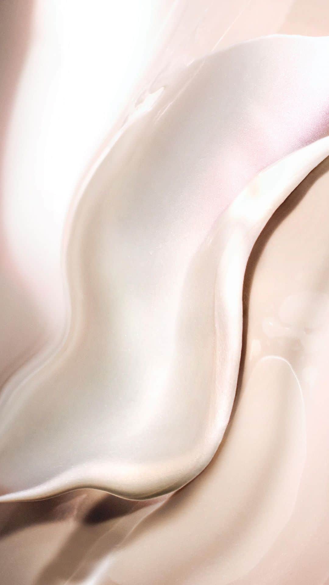 ドゥラメールのインスタグラム：「Secure that glow year-round, courtesy of La Mer. Here’s the luminous lineup we have on repeat:  · The Reparative Body Lotion keeps skin looking silky-soft, pampered, and radiant. · The Renewal Oil enriches everywhere it is applied, from face, body, nails, and hair. · The Hydrating Illuminator brightens skin and delivers lightweight hydration.  Visit the link in bio to learn more. #LaMer #LaMerSkincare #LaMerBodyLotion #LaMerRenewalOil #LaMerIlluminator」