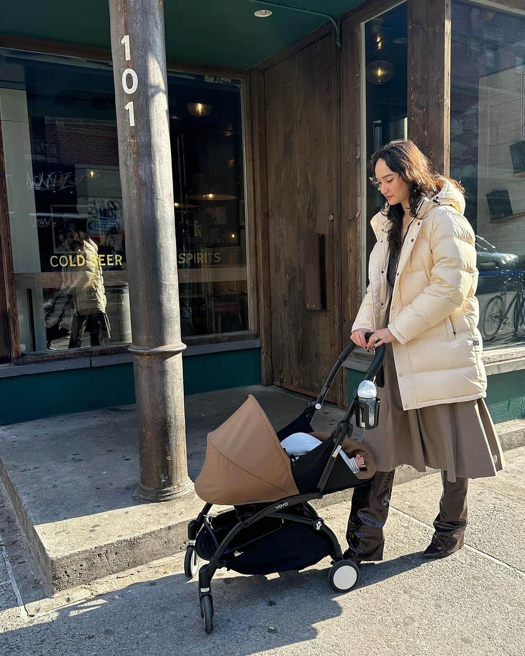 松岡モナさんのインスタグラム写真 - (松岡モナInstagram)「Little stroll around the neighborhood in my @aritzia super puff🥰👼🏻 #aritziapartner #thesuperpuff」11月7日 10時01分 - monamatsuoka