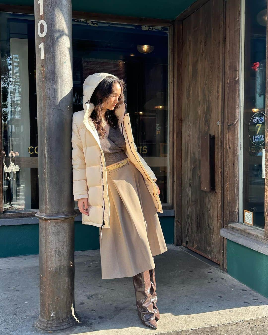 松岡モナさんのインスタグラム写真 - (松岡モナInstagram)「Little stroll around the neighborhood in my @aritzia super puff🥰👼🏻 #aritziapartner #thesuperpuff」11月7日 10時01分 - monamatsuoka