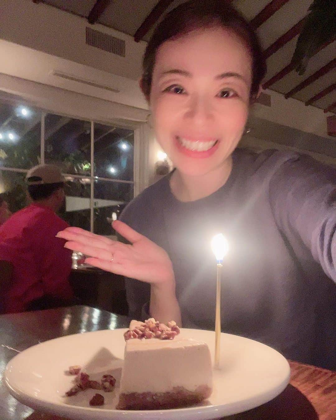 ヨーコさんのインスタグラム写真 - (ヨーコInstagram)「🎂  素敵なレストランで母のお祝い🥂  サプライズで私も少し早く祝ってもらった✨  お料理はもちろんのこと、お店の空間もスタッフの心遣いもとても素晴らしかった。  Thank you to my sis's family !!!!  スパイスの香りがきいたメープルカシューパイ RAW MAPLE CASHEW PIE candied pecan, bergamont, spice   母の前には花ようなクリームたっぷりのチョコスイーツ CHOCOLATE LÄVENDER POTS DE CREME whipped cream  アフリカのリースリングおいしかったぁぁぁ RIESLING Bosman, Pét Nat, Western Cape, South Africa 2022  ピタパンに甘いホイップバターと蜂蜜が添えられてたよ WOOD FIRED PITA whipped butter, radish, honey, maldon sea salt   梨を使ったバターミルクブルーチーズドレッシングサラダ GEM LETTUCE WEDGE pear, celery, buttermilk blue cheese dressing, smoked almond, chervil  ラムチョップのグリル ひよこ豆ピュレたっぷりで人参と GRILLED LAMB CHOP young carrot, chickpea purée, ras el hanout chutney, crispy chickpea  ①妹撮影 ⑨父撮影 ⑩自撮り  #dinner #familytime #restaurant #birthdaygirl  #thankyou #happybirthday #お誕生日おめでとう  #foodstagram #foodphotography #ny #trip #travelphotography #delicious」11月7日 10時07分 - y0k0_1108