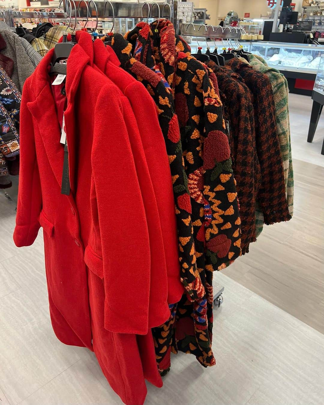 T.J.マックスさんのインスタグラム写真 - (T.J.マックスInstagram)「It’s the most wonderful time of the yearrrrrr (for cozy layers) 🧸🥰」11月7日 10時12分 - tjmaxx