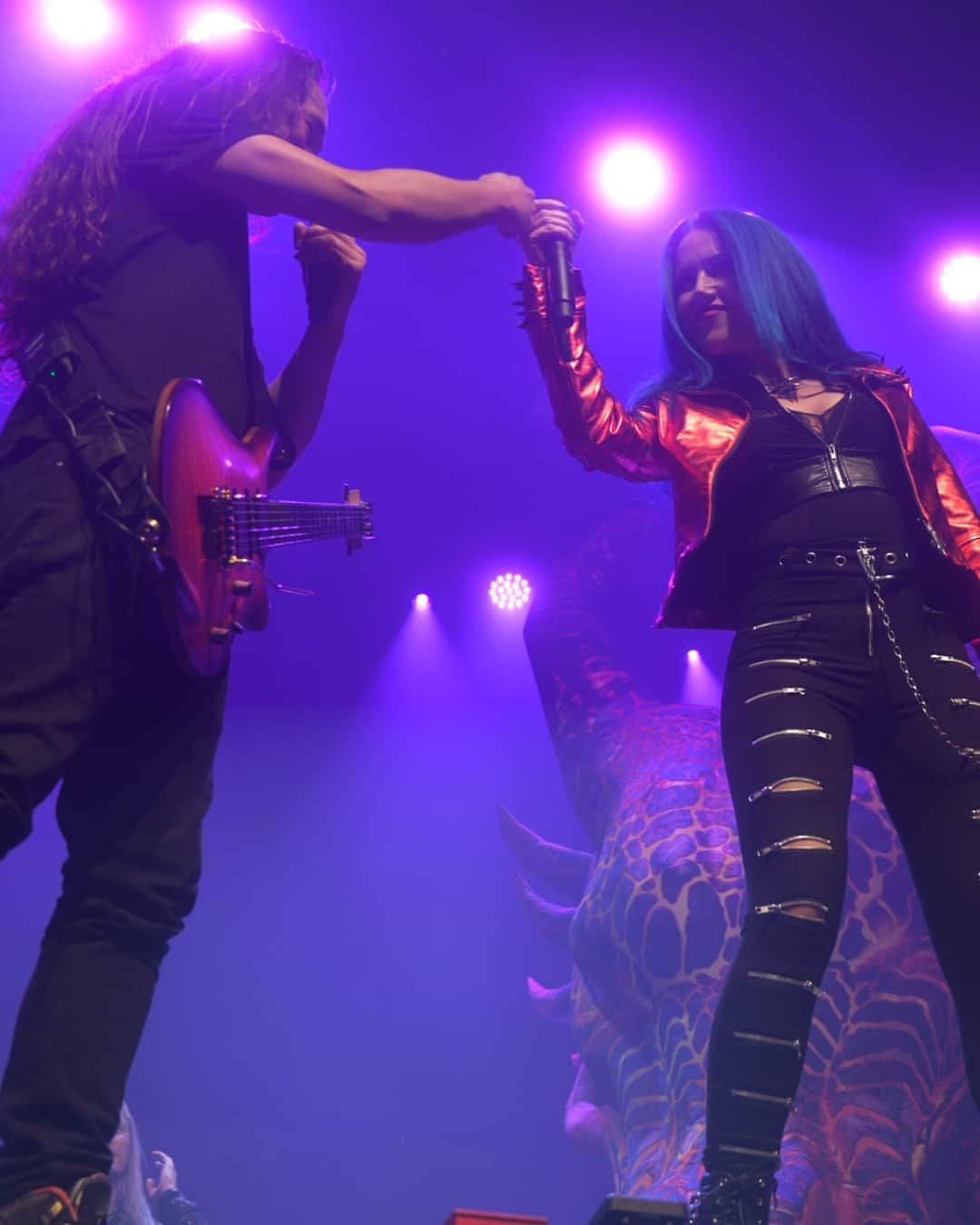 ハーマン・リのインスタグラム：「Montréal, what a fantastic show. Thank you @alissawhitegluz for hopping on stage with us to sing our @TaylorSwift Cover Wildest Dreams (Taylor's Version) (DragonForce's Version) (Alissia's Version). See you soon! I am ready for Toronto now but will the chicken survive tonight?🐔  📸: @harrybabyjpg」