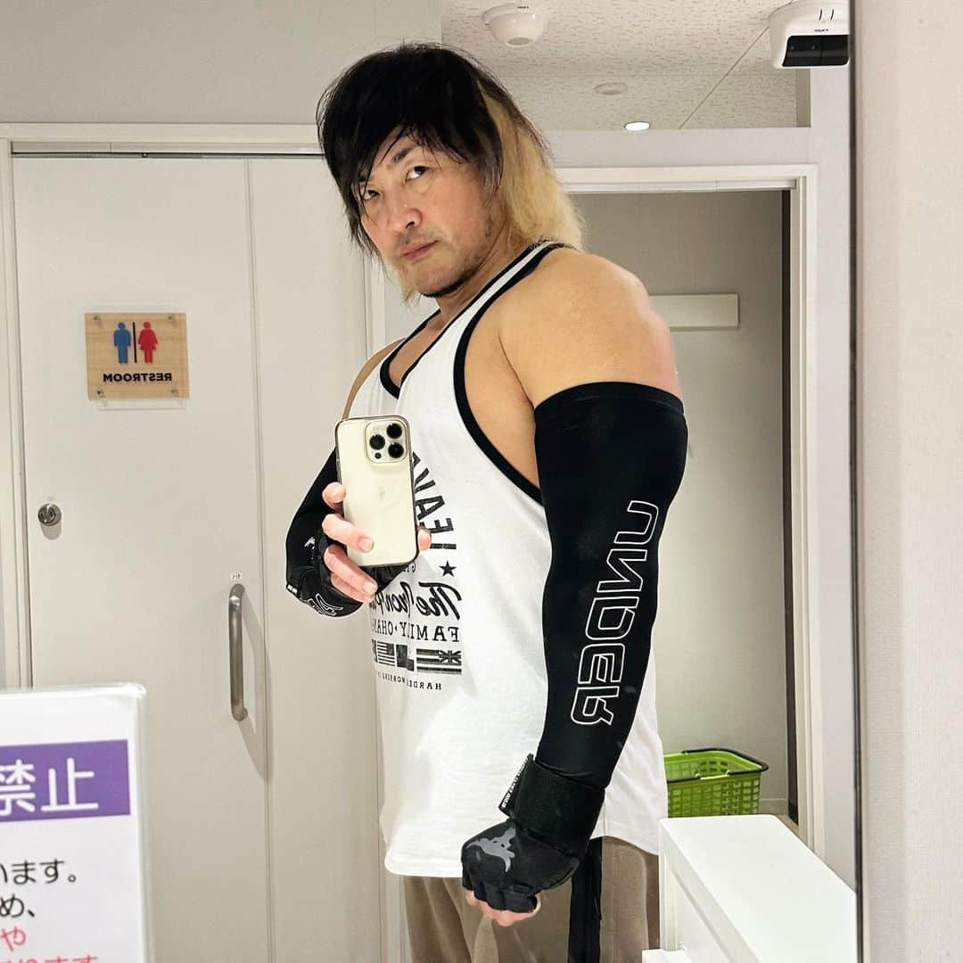 棚橋弘至さんのインスタグラム写真 - (棚橋弘至Instagram)「朝☀️  #腕トレ💪 #armday #biceps #triceps   #anytimefitness #流し目」11月7日 10時15分 - hiroshi_tanahashi