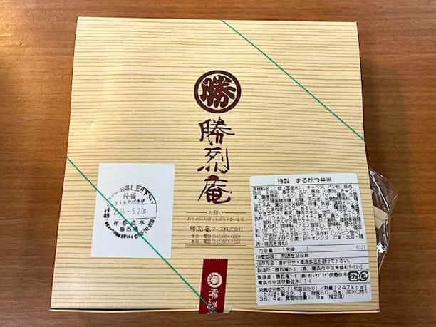 小野瀬雅生さんのインスタグラム写真 - (小野瀬雅生Instagram)「勝烈庵のまるかつ弁当を神奈川県民ホールの楽屋で終演後にウマウマウー☆みんなは乾杯☆ワタシはお弁当☆串かつエビフライヒレカツ鶏唐揚げのラインナップ☆終演直後のお弁当☆身にも心にも沁みました☆見事にチルアウト☆でもお店で食べたい☆近々行ってみよう☆神奈川県民ホールあと1年半ほどで閉館☆寂しいけれど☆未来へ♫ #まるかつ弁当 #勝烈庵 #お弁当 #串かつ #エビフライ #ヒレカツ #鶏唐揚げ #小野瀬雅生 #onosemasao #ウマウマウー #終演後 #沁みる #チルアウト #神奈川県民ホール #楽屋 #2025年3月閉館予定 #ありがとう #未来へ」11月7日 10時22分 - onosemasao