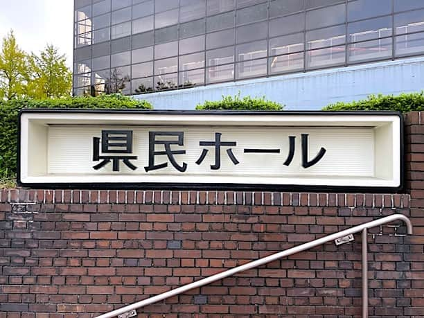 小野瀬雅生さんのインスタグラム写真 - (小野瀬雅生Instagram)「勝烈庵のまるかつ弁当を神奈川県民ホールの楽屋で終演後にウマウマウー☆みんなは乾杯☆ワタシはお弁当☆串かつエビフライヒレカツ鶏唐揚げのラインナップ☆終演直後のお弁当☆身にも心にも沁みました☆見事にチルアウト☆でもお店で食べたい☆近々行ってみよう☆神奈川県民ホールあと1年半ほどで閉館☆寂しいけれど☆未来へ♫ #まるかつ弁当 #勝烈庵 #お弁当 #串かつ #エビフライ #ヒレカツ #鶏唐揚げ #小野瀬雅生 #onosemasao #ウマウマウー #終演後 #沁みる #チルアウト #神奈川県民ホール #楽屋 #2025年3月閉館予定 #ありがとう #未来へ」11月7日 10時22分 - onosemasao