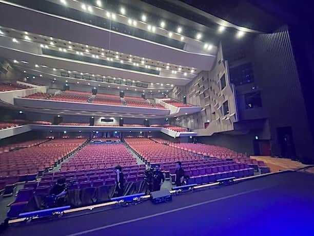 小野瀬雅生さんのインスタグラム写真 - (小野瀬雅生Instagram)「勝烈庵のまるかつ弁当を神奈川県民ホールの楽屋で終演後にウマウマウー☆みんなは乾杯☆ワタシはお弁当☆串かつエビフライヒレカツ鶏唐揚げのラインナップ☆終演直後のお弁当☆身にも心にも沁みました☆見事にチルアウト☆でもお店で食べたい☆近々行ってみよう☆神奈川県民ホールあと1年半ほどで閉館☆寂しいけれど☆未来へ♫ #まるかつ弁当 #勝烈庵 #お弁当 #串かつ #エビフライ #ヒレカツ #鶏唐揚げ #小野瀬雅生 #onosemasao #ウマウマウー #終演後 #沁みる #チルアウト #神奈川県民ホール #楽屋 #2025年3月閉館予定 #ありがとう #未来へ」11月7日 10時22分 - onosemasao