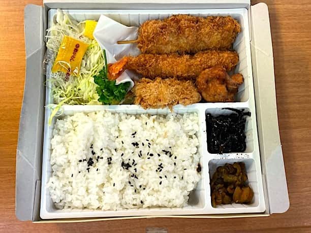 小野瀬雅生さんのインスタグラム写真 - (小野瀬雅生Instagram)「勝烈庵のまるかつ弁当を神奈川県民ホールの楽屋で終演後にウマウマウー☆みんなは乾杯☆ワタシはお弁当☆串かつエビフライヒレカツ鶏唐揚げのラインナップ☆終演直後のお弁当☆身にも心にも沁みました☆見事にチルアウト☆でもお店で食べたい☆近々行ってみよう☆神奈川県民ホールあと1年半ほどで閉館☆寂しいけれど☆未来へ♫ #まるかつ弁当 #勝烈庵 #お弁当 #串かつ #エビフライ #ヒレカツ #鶏唐揚げ #小野瀬雅生 #onosemasao #ウマウマウー #終演後 #沁みる #チルアウト #神奈川県民ホール #楽屋 #2025年3月閉館予定 #ありがとう #未来へ」11月7日 10時22分 - onosemasao