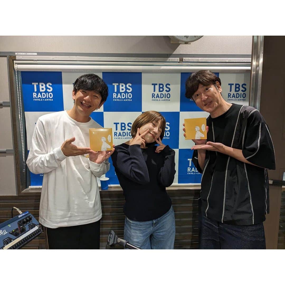 関取花さんのインスタグラム写真 - (関取花Instagram)「TBSラジオ「パンサー向井の #ふらっと」にて、朝食のブロッコリーを紹介しつつ、明日11/8 wed.(本日24時)配信開始となる新曲「すきのうた」を生演奏させていただきました🥦🎤  以前も書いたのですが、この曲は何を隠そうこの番組がきっかけでできた曲です。ジャケットは、「ふらっとキッズお茶会」で出会ったキッズたちが描いてくれました🎨  大人になったら、「すき」という気持ちよりも先に優先せねばならないこと、空気を読まねばならないこと、いろんなことに出逢います。その度立ち止まり悩み落ち込んだりもするわけですが、そんな時に、自分は何が「すき」だったんだっけ、ということを思い出すと、何か大切なことが見えてきたりします。  「すき」なものを語るときのキラキラした子供たちの顔を思い返していたら、自然とそんな歌ができました！  長々書いちゃったけど、「すきのうた」配信されたらぜひ聴見てください！」11月7日 10時23分 - dosukoi87