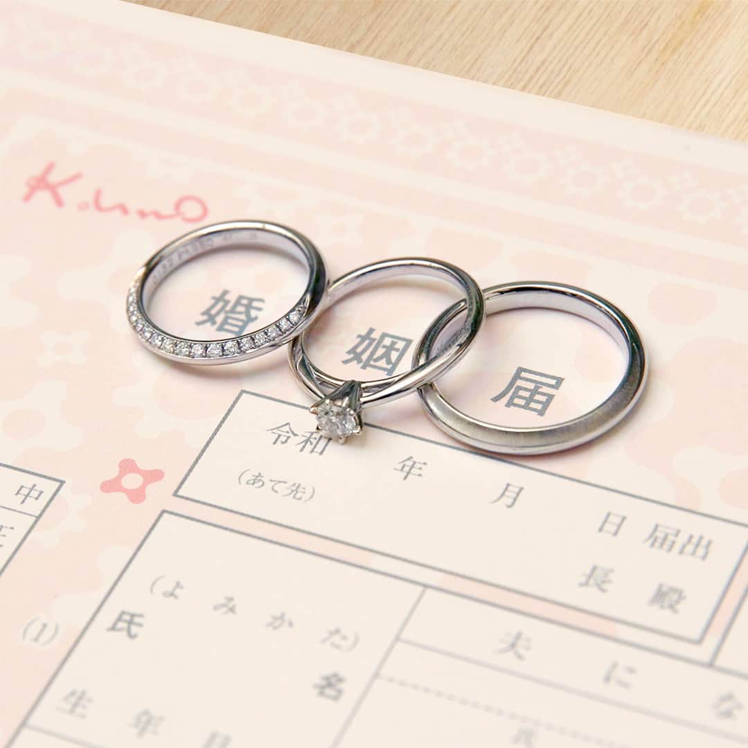 ケイウノのインスタグラム：「【ケイウノオリジナル婚姻届プレゼント】 11/1～12/30のブライダルフェア期間中、ブライダルリングをご成約の方へケイウノオリジナルの婚姻届をプレゼントしています。  ケイウノの店舗の色と同じサーモンピンクを基調とし、全体に歯車の柄をあしらっています。歯車は、ケイウノのロゴにも使われている象徴的なモチーフのひとつ。 ひとつが回りだすことで全体が動きだし、大きな力となる歯車。歯車のように、おふたりからたくさんの人とのつながりや幸せが連鎖していくことを願って…。  ▼ 公式ホームページへは プロフィール欄URLから　＞ @k.uno_official」
