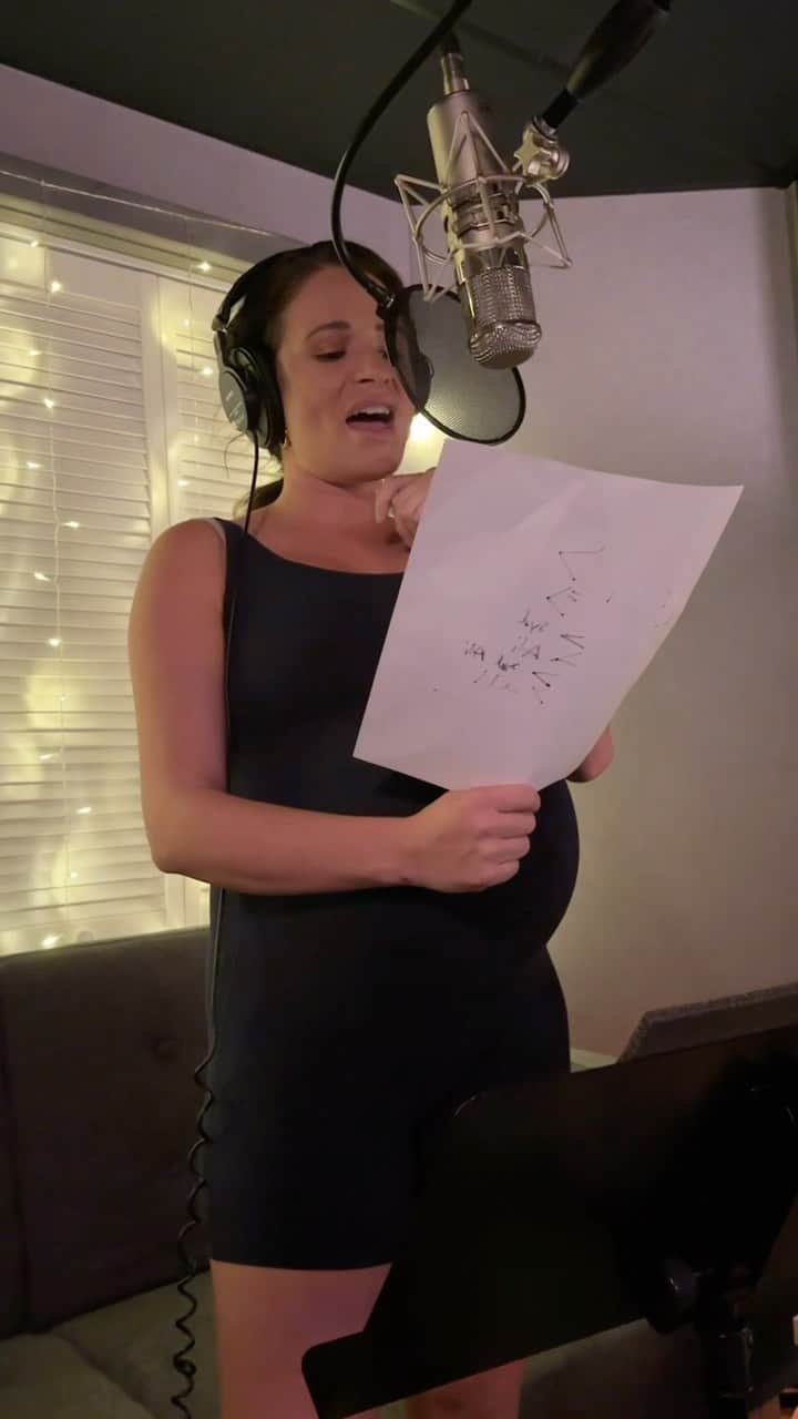 Jessie Jamesのインスタグラム：「Most people don’t know this but @sydneyraebass and I sang together all the time growing up. Can you tell from this clip?? Link in bio to hear “Away In A Manger” featuring mama, Sydney and Ali now!! Will be sharing more behind the scenes recording in the studio together soon. We had so much fun 🥰❤️」