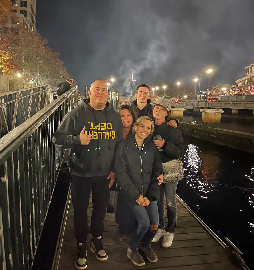 シャナン・ドハーティーのインスタグラム：「My favorite pic from this past weekend. Genuinely good people.」