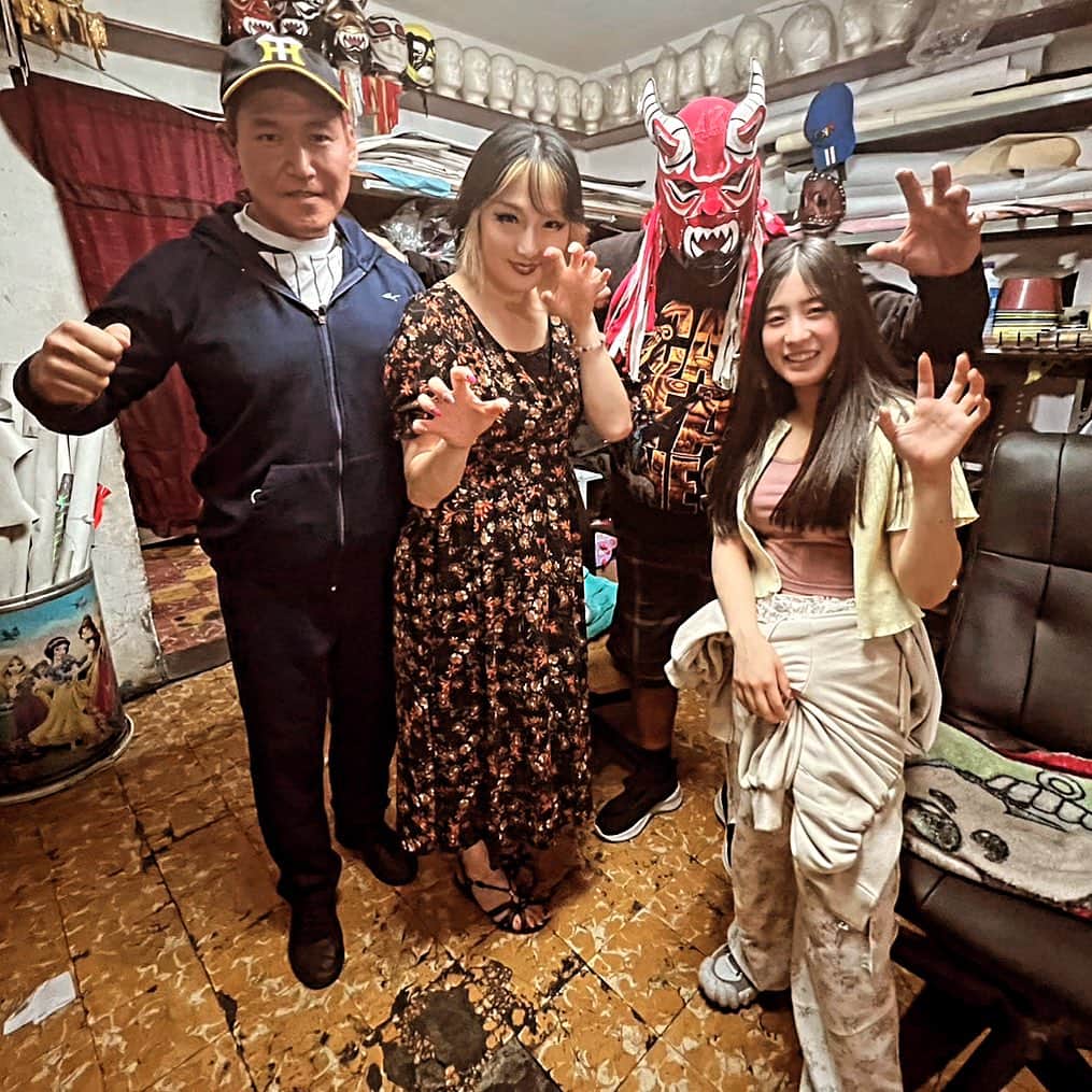 奥村茂雄のインスタグラム：「@luciferno_oficial , @mei_gtmv , @makochan926 y el #tifondeosaka . - - #cmll #luciferno #駿河メイ #makoto #okumura #tifondeosaka」
