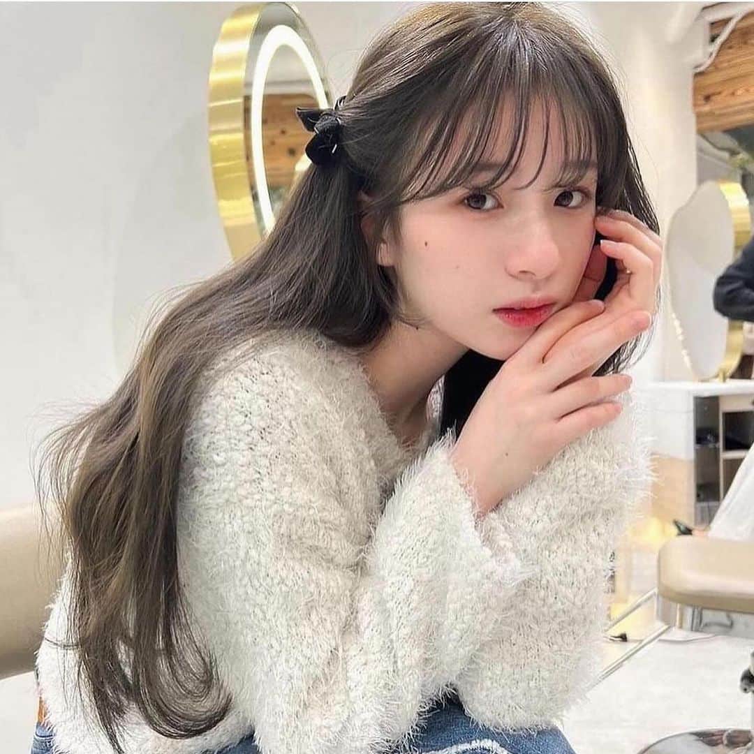 古賀美紀のインスタグラム：「【人気NO1！bleach無しでできる色素薄めカラー】 嫌な赤みを消してくれて透明感抜群な  「 #オリーブグレージュ ❤︎」  現在の明るさより明るくしたい方、地毛からのカラーのお客様はダブルケアカラー  選択お願いします♡  ✨オススメメニュー✨ "人気No.1" ✔️プレミアムケアカラー　¥11400~ 毛髪強化剤♡髪の毛を補強し切れ毛・枝毛を98.6%防ぎます！ →髪の毛に凄く良いので、髪の毛を綺麗に持続させたい方オススメです！  "前処理剤オプションメニュー" 毛髪は、約80%のタンパク質（PPT）と 約5%の脂質（CMC）約12%の水分で構成されています。  前処理剤のPPTとCMCを＋する事で カラーの仕上がりとカラーの持続性をUPします♡！  ✔️CMC ¥1500 ブリーチ、ヘアカラーの薬剤を均一に浸透させる。 ダメージ補修と保湿をし髪表面をツヤやかに 指通りをよくする。 →髪の硬さ、パサつき、ゴワつきは cmcが失われてるのでオススメです♡！  ✔️PPT ¥1500 ダメージを補修し、ダメージで失った髪の タンパク質部分を補修し、弾力を与えてくれます。 ヘアカラーの再現性と持ちを高める。 →ダメージや色落ちが気になる方オススメ 【プレミアムケアカラーとの同時施術でさらに効果UP！】  ✔️CMC＋PPT ¥3000 更にクオリティを高めたい方オススメです♡  ※前処理を希望の方は、予約時にどの前処理をしたいか LINEしてください♡」