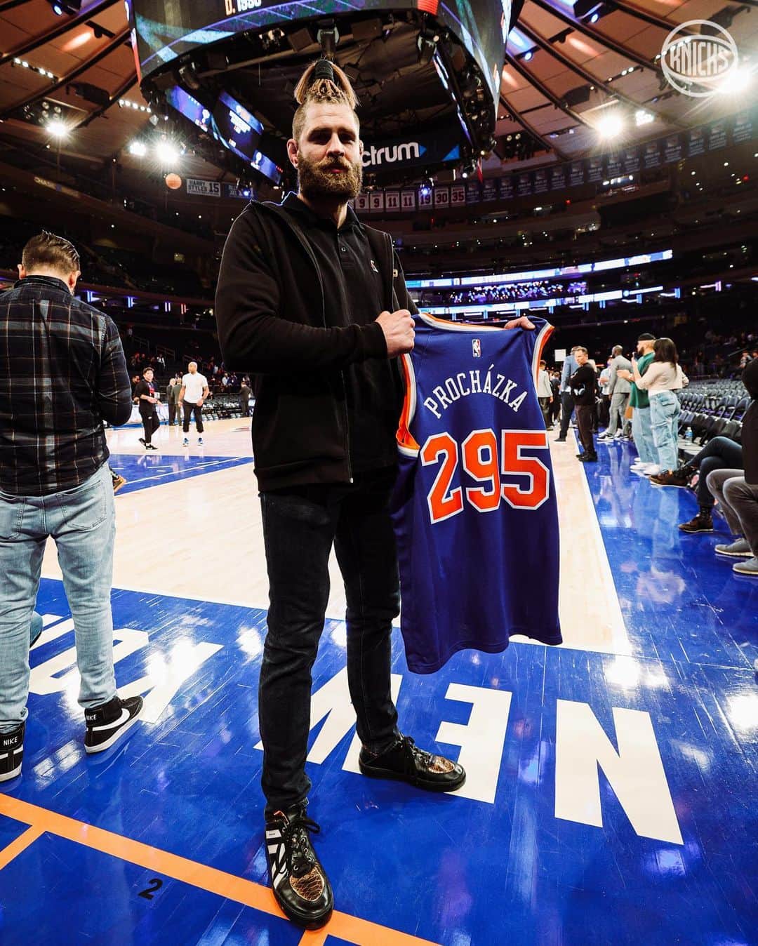 UFCのインスタグラム：「Courtside at @thegarden ✨  @jirkaprochazka of @ufceurope under the lights before he fights at #UFC295 on Saturday night 😤」