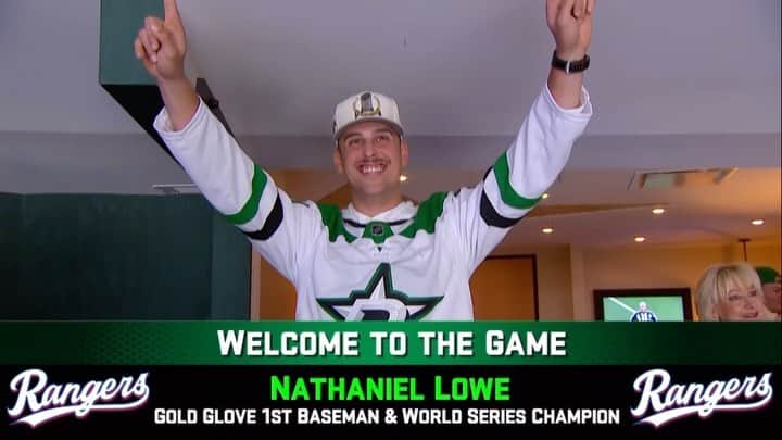 テキサス・レンジャーズのインスタグラム：「Hey, Champ! 🏆  World Series Champion and @rangers GOLD GLOVE first baseman, Nathaniel Lowe, is in the house!  #WentAndTookIt x #TexasHockey」