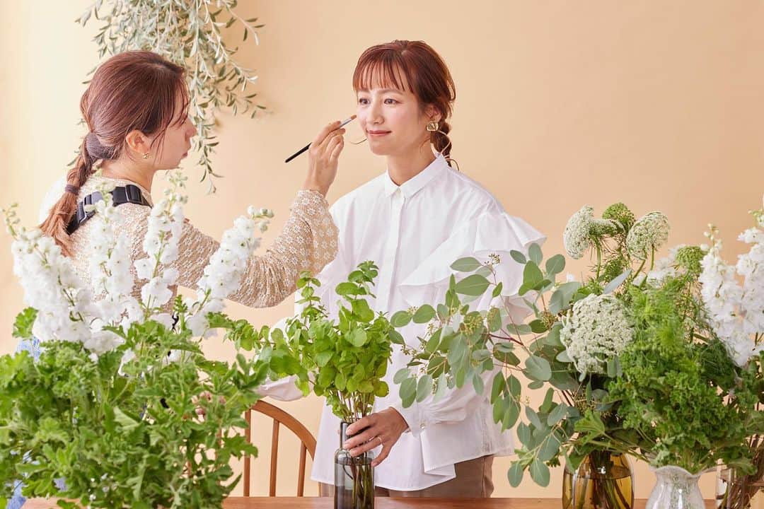 前田有紀のインスタグラム：「昨日はSTANDARD FLOWER　@standardflower_op の節目の撮影ということで、みんなで記念写真を撮りました。5年前から顔馴染みのメンバーで集まれば部室のような気楽さで「旅行どこいった？」「子育てどう？」と会話しながら、楽しく撮影を進めてきました。でも、1mm単位で画角や構成、色全てにこだわりをもったクリエイティブなチームで、その1mmの差が大きな違いになることを教えてもらい、毎回学ぶことばかりでした。 メイクのみどりちゃん　@mii0918 もずっと一緒に続けてくれました。日常の撮影風景を撮ってくださいました。 北川　@tetsuo_kitagawa さんの手にかかれば、記念撮影も全て明るくてスッキリしてて、なんだか記念館で撮った家族写真のような素敵な写真に♡記念に載せます。次回コラムは11/25公開です。お楽しみに〜！  blouse : @dressterior_official」
