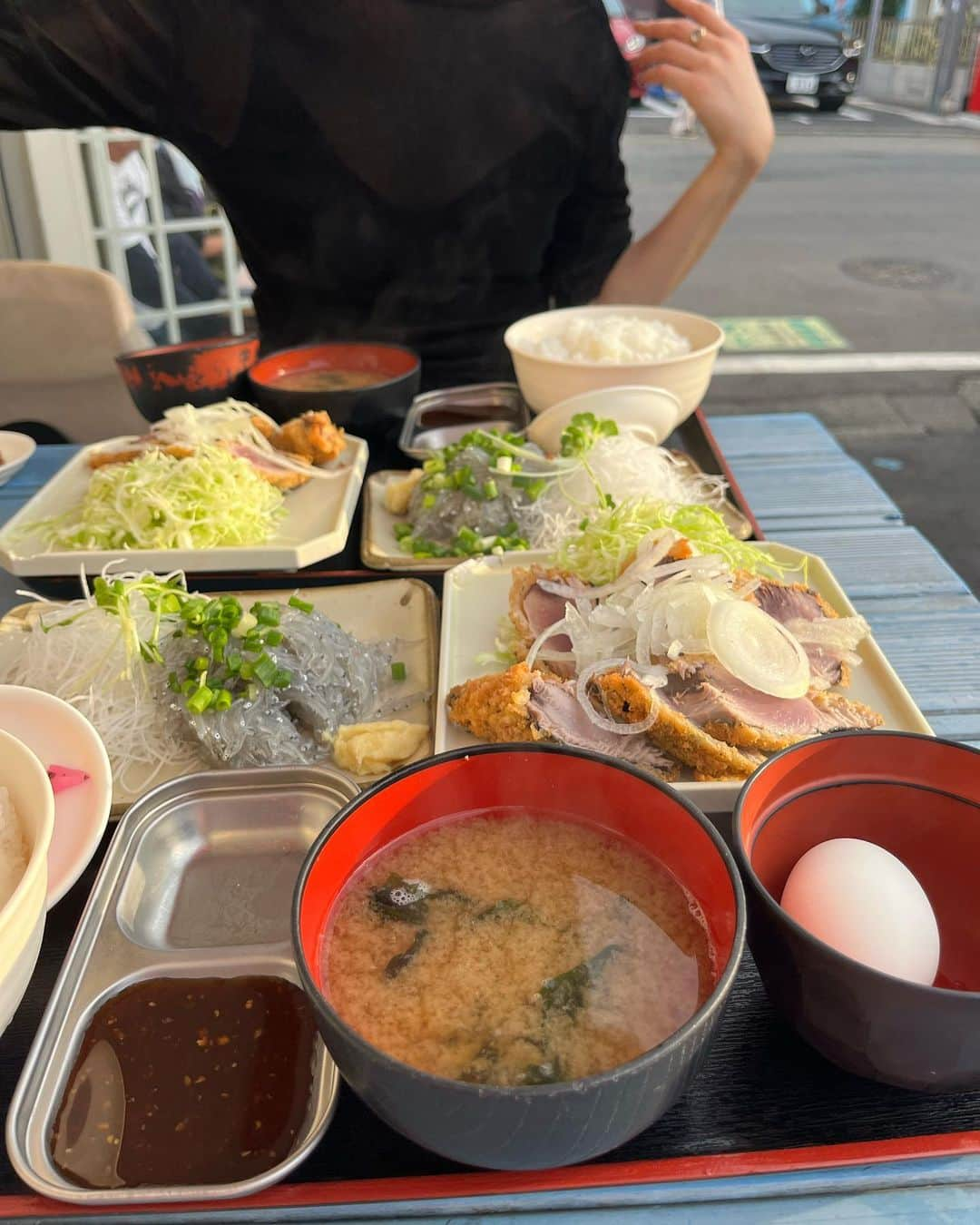 IVANさんのインスタグラム写真 - (IVANInstagram)「働、食、読、友、癒  🎥🐟🍚🍪📚♪̊̈♪̆̈👭🏻☕️🌊🚶🏼‍♀️♡ #三連休 #🩵」11月7日 10時49分 - fresanaca