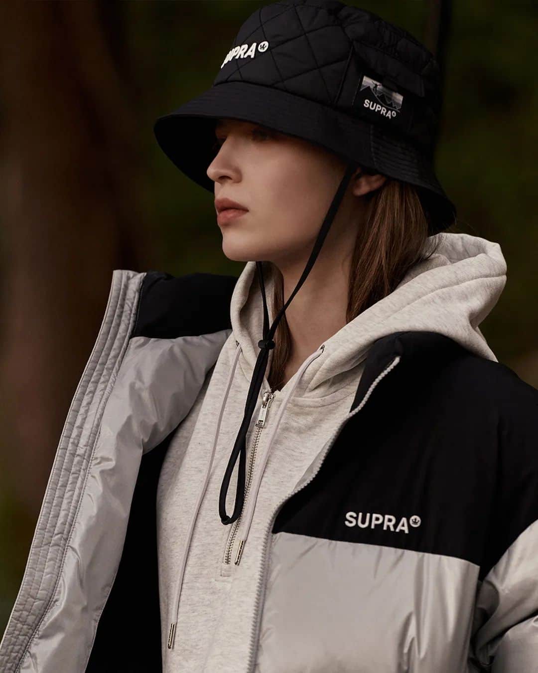 スープラのインスタグラム：「It's the season for outdoor activities. Experience a warm outdoor lifestyle even when it's cold at the campsite. Discover the collection of light down jackets with relaxed silhouettes via the link in bio.」