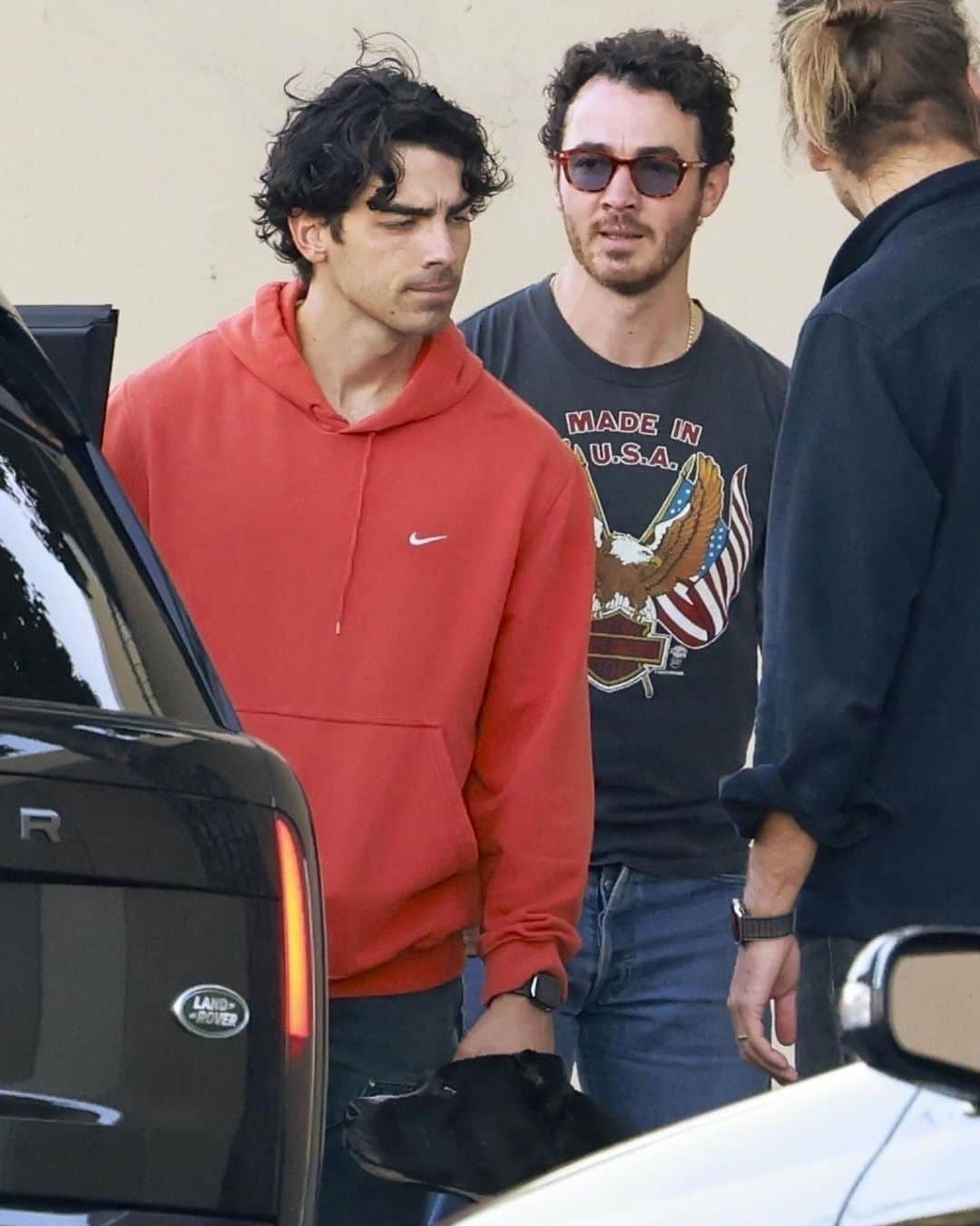 Just Jaredさんのインスタグラム写真 - (Just JaredInstagram)「Joe Jonas grabbed lunch with his brother Kevin and several other friends during down time in Los Feliz today. We’ve got more pics over at JustJared.com! #JoeJonas #KevinJonas Photos: Backgrid」11月7日 10時53分 - justjared