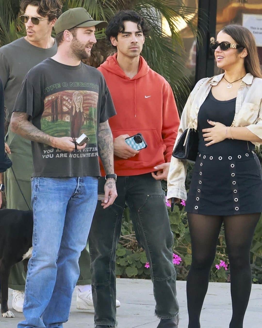 Just Jaredさんのインスタグラム写真 - (Just JaredInstagram)「Joe Jonas grabbed lunch with his brother Kevin and several other friends during down time in Los Feliz today. We’ve got more pics over at JustJared.com! #JoeJonas #KevinJonas Photos: Backgrid」11月7日 10時53分 - justjared
