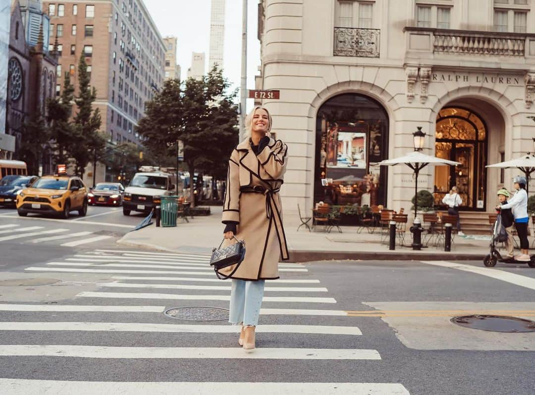 サマンサウィルスさんのインスタグラム写真 - (サマンサウィルスInstagram)「📍72nd and Madison  Shot by @corinneparker   Coat {gifted} @leolin_official」11月9日 7時51分 - samanthawills