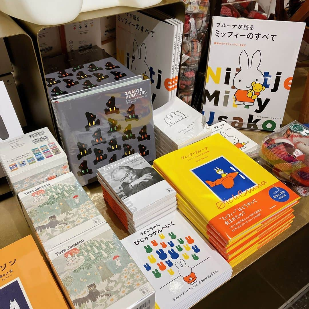 銀座 蔦屋書店さんのインスタグラム写真 - (銀座 蔦屋書店Instagram)「【XMAS 2023】MOOMINとmiffy  2023年の銀座 蔦屋書店のクリスマスでは、絵本の世界で多くの人に愛されているMm（MOOMINとmiffy）にフォーカスしたフェアを開催致します。  MOOMINの作者は、トーベ・ヤンソン。 miffyの作者は、ディック・ブルーナ。 それぞれの作者とMmに関する書籍を中心に、そこから生まれたグッズも展示販売致します。美しいシンプルなラインに縁取られている事以外にも多くの共通点がある一方、異なる点も多く持つMとm。両者を合わせてご覧頂く事で、新しい発見があるかもしれません。 Mm GINZAフェアをどうぞお楽しみください。  ■MOOMIN 白くて丸々として、大きな鼻をもつムーミン族の男の子であるムーミントロール。作者は、スゥエーデン系フィンランド人の作家、画家、イラストレーターのトーベ・ヤンソン。ムーミントロールは、好奇心旺盛で、勇気があり、優しくて素直な性格。たまに、考えすぎてしまうことがあり、さみしがりやでナイーブな一面も。最初に登場する小説第1作『小さなトロールと大きな洪水』ではまだ小さな子供だが、家族や個性的な友人達と暮らす中、次第に成長していく様子が物語を通じて描かれてゆく。  ■miffy オランダの絵本作家・グラフィックデザイナーのディック・ブルーナ氏が描いた絵本の主人公。小さなうさぎの女の子であるミッフィーは、正直で純真で勇気があり、いつも新しいことに興味津々。家族や友人と繰り広げるあたたかい物語は、世界中の人々に愛され続けている。  [販売について] 銀座 蔦屋書店の店頭・オンラインストアにて販売中です。 ※オンラインストアは一部商品のみになります。  ▶銀座 蔦屋書店 Yahoo!ショッピング店 https://store.shopping.yahoo.co.jp/.../gdsg10576w... ▶蔦屋書店オンラインストア https://store.tsite.jp/item-detail/art/37019.html  【XMAS 2023】MOOMINとmiffy 会期 2023年11月3日(金) - 2023年12月25日(月)※終了日は変更になる場合があります。 時間 10:30～21:00 場所 BOOK売場(雑誌平台) 主催 銀座 蔦屋書店 問い合わせ先 03-3575-7755  ▶詳細はこちら https://store.tsite.jp/.../architec.../36290-1515181004.html  #MOOMIN #miffy #ムーミン #ミッフィー #トーベヤンソン #miffy #ディックブルーナ #本屋 #書店 #tovejansson #dickbruna #tokyo #tokyobookstore #bookstore #bookshop #prettybookplaces #gsix #ginzasix #銀座 #蔦屋書店 #ginza #銀座蔦屋書店 #ginzatsutayabooks #tsutayabooks」11月7日 11時03分 - ginza_tsutayabooks