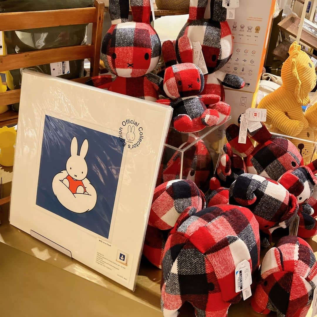 銀座 蔦屋書店さんのインスタグラム写真 - (銀座 蔦屋書店Instagram)「【XMAS 2023】MOOMINとmiffy  2023年の銀座 蔦屋書店のクリスマスでは、絵本の世界で多くの人に愛されているMm（MOOMINとmiffy）にフォーカスしたフェアを開催致します。  MOOMINの作者は、トーベ・ヤンソン。 miffyの作者は、ディック・ブルーナ。 それぞれの作者とMmに関する書籍を中心に、そこから生まれたグッズも展示販売致します。美しいシンプルなラインに縁取られている事以外にも多くの共通点がある一方、異なる点も多く持つMとm。両者を合わせてご覧頂く事で、新しい発見があるかもしれません。 Mm GINZAフェアをどうぞお楽しみください。  ■MOOMIN 白くて丸々として、大きな鼻をもつムーミン族の男の子であるムーミントロール。作者は、スゥエーデン系フィンランド人の作家、画家、イラストレーターのトーベ・ヤンソン。ムーミントロールは、好奇心旺盛で、勇気があり、優しくて素直な性格。たまに、考えすぎてしまうことがあり、さみしがりやでナイーブな一面も。最初に登場する小説第1作『小さなトロールと大きな洪水』ではまだ小さな子供だが、家族や個性的な友人達と暮らす中、次第に成長していく様子が物語を通じて描かれてゆく。  ■miffy オランダの絵本作家・グラフィックデザイナーのディック・ブルーナ氏が描いた絵本の主人公。小さなうさぎの女の子であるミッフィーは、正直で純真で勇気があり、いつも新しいことに興味津々。家族や友人と繰り広げるあたたかい物語は、世界中の人々に愛され続けている。  [販売について] 銀座 蔦屋書店の店頭・オンラインストアにて販売中です。 ※オンラインストアは一部商品のみになります。  ▶銀座 蔦屋書店 Yahoo!ショッピング店 https://store.shopping.yahoo.co.jp/.../gdsg10576w... ▶蔦屋書店オンラインストア https://store.tsite.jp/item-detail/art/37019.html  【XMAS 2023】MOOMINとmiffy 会期 2023年11月3日(金) - 2023年12月25日(月)※終了日は変更になる場合があります。 時間 10:30～21:00 場所 BOOK売場(雑誌平台) 主催 銀座 蔦屋書店 問い合わせ先 03-3575-7755  ▶詳細はこちら https://store.tsite.jp/.../architec.../36290-1515181004.html  #MOOMIN #miffy #ムーミン #ミッフィー #トーベヤンソン #miffy #ディックブルーナ #本屋 #書店 #tovejansson #dickbruna #tokyo #tokyobookstore #bookstore #bookshop #prettybookplaces #gsix #ginzasix #銀座 #蔦屋書店 #ginza #銀座蔦屋書店 #ginzatsutayabooks #tsutayabooks」11月7日 11時03分 - ginza_tsutayabooks