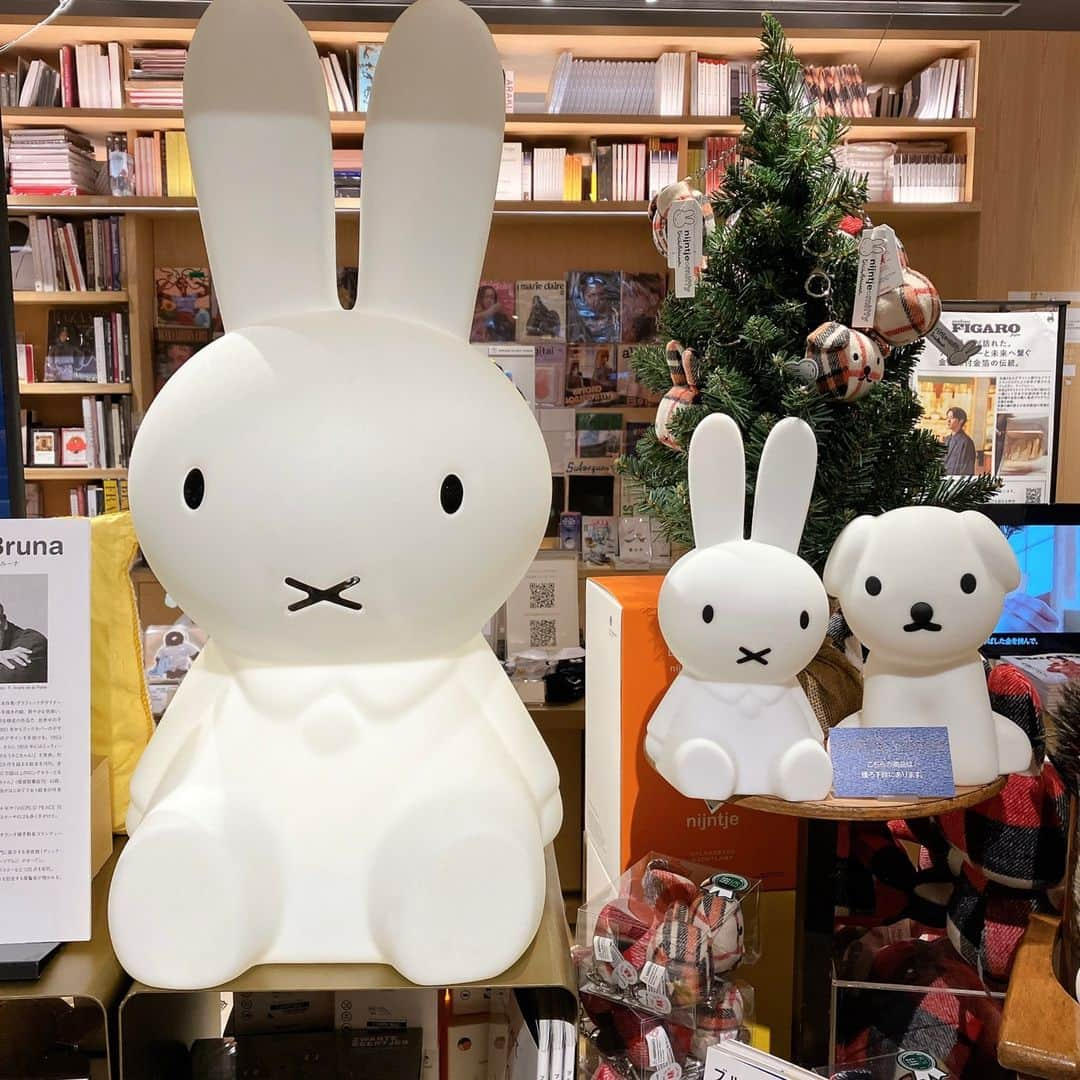 銀座 蔦屋書店さんのインスタグラム写真 - (銀座 蔦屋書店Instagram)「【XMAS 2023】MOOMINとmiffy  2023年の銀座 蔦屋書店のクリスマスでは、絵本の世界で多くの人に愛されているMm（MOOMINとmiffy）にフォーカスしたフェアを開催致します。  MOOMINの作者は、トーベ・ヤンソン。 miffyの作者は、ディック・ブルーナ。 それぞれの作者とMmに関する書籍を中心に、そこから生まれたグッズも展示販売致します。美しいシンプルなラインに縁取られている事以外にも多くの共通点がある一方、異なる点も多く持つMとm。両者を合わせてご覧頂く事で、新しい発見があるかもしれません。 Mm GINZAフェアをどうぞお楽しみください。  ■MOOMIN 白くて丸々として、大きな鼻をもつムーミン族の男の子であるムーミントロール。作者は、スゥエーデン系フィンランド人の作家、画家、イラストレーターのトーベ・ヤンソン。ムーミントロールは、好奇心旺盛で、勇気があり、優しくて素直な性格。たまに、考えすぎてしまうことがあり、さみしがりやでナイーブな一面も。最初に登場する小説第1作『小さなトロールと大きな洪水』ではまだ小さな子供だが、家族や個性的な友人達と暮らす中、次第に成長していく様子が物語を通じて描かれてゆく。  ■miffy オランダの絵本作家・グラフィックデザイナーのディック・ブルーナ氏が描いた絵本の主人公。小さなうさぎの女の子であるミッフィーは、正直で純真で勇気があり、いつも新しいことに興味津々。家族や友人と繰り広げるあたたかい物語は、世界中の人々に愛され続けている。  [販売について] 銀座 蔦屋書店の店頭・オンラインストアにて販売中です。 ※オンラインストアは一部商品のみになります。  ▶銀座 蔦屋書店 Yahoo!ショッピング店 https://store.shopping.yahoo.co.jp/.../gdsg10576w... ▶蔦屋書店オンラインストア https://store.tsite.jp/item-detail/art/37019.html  【XMAS 2023】MOOMINとmiffy 会期 2023年11月3日(金) - 2023年12月25日(月)※終了日は変更になる場合があります。 時間 10:30～21:00 場所 BOOK売場(雑誌平台) 主催 銀座 蔦屋書店 問い合わせ先 03-3575-7755  ▶詳細はこちら https://store.tsite.jp/.../architec.../36290-1515181004.html  #MOOMIN #miffy #ムーミン #ミッフィー #トーベヤンソン #miffy #ディックブルーナ #本屋 #書店 #tovejansson #dickbruna #tokyo #tokyobookstore #bookstore #bookshop #prettybookplaces #gsix #ginzasix #銀座 #蔦屋書店 #ginza #銀座蔦屋書店 #ginzatsutayabooks #tsutayabooks」11月7日 11時03分 - ginza_tsutayabooks