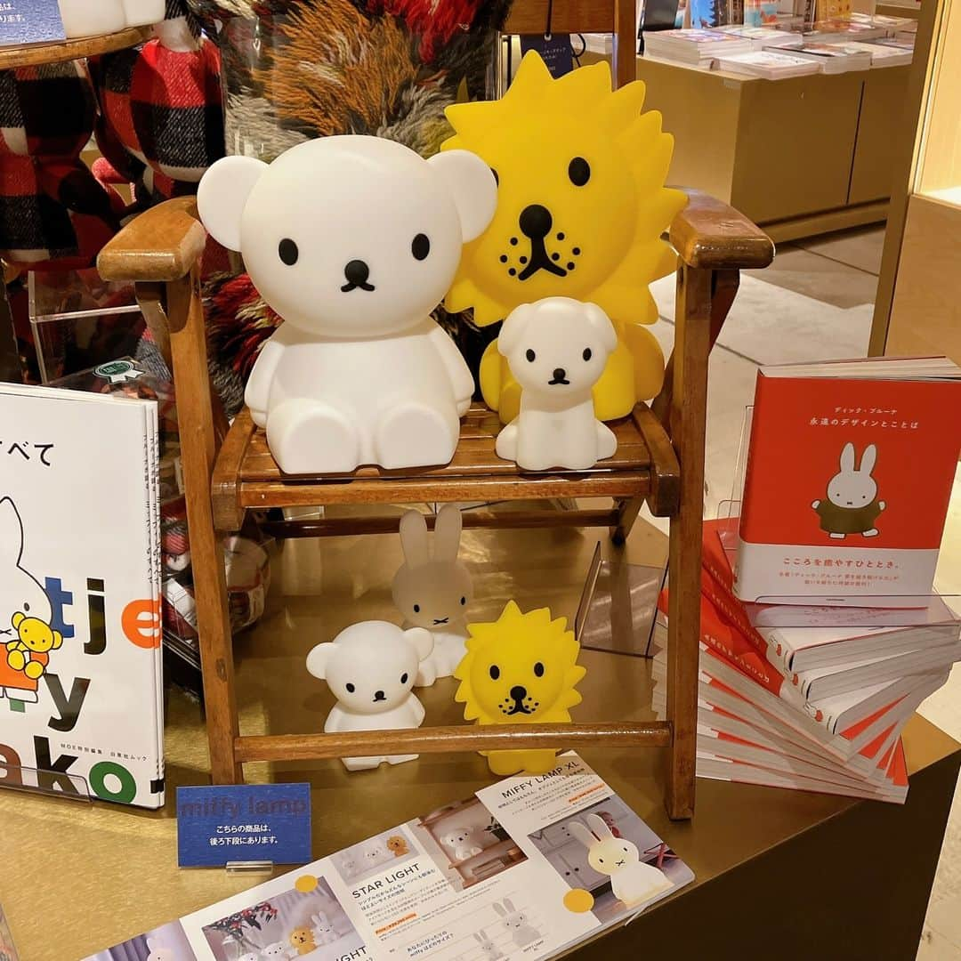 銀座 蔦屋書店さんのインスタグラム写真 - (銀座 蔦屋書店Instagram)「【XMAS 2023】MOOMINとmiffy  2023年の銀座 蔦屋書店のクリスマスでは、絵本の世界で多くの人に愛されているMm（MOOMINとmiffy）にフォーカスしたフェアを開催致します。  MOOMINの作者は、トーベ・ヤンソン。 miffyの作者は、ディック・ブルーナ。 それぞれの作者とMmに関する書籍を中心に、そこから生まれたグッズも展示販売致します。美しいシンプルなラインに縁取られている事以外にも多くの共通点がある一方、異なる点も多く持つMとm。両者を合わせてご覧頂く事で、新しい発見があるかもしれません。 Mm GINZAフェアをどうぞお楽しみください。  ■MOOMIN 白くて丸々として、大きな鼻をもつムーミン族の男の子であるムーミントロール。作者は、スゥエーデン系フィンランド人の作家、画家、イラストレーターのトーベ・ヤンソン。ムーミントロールは、好奇心旺盛で、勇気があり、優しくて素直な性格。たまに、考えすぎてしまうことがあり、さみしがりやでナイーブな一面も。最初に登場する小説第1作『小さなトロールと大きな洪水』ではまだ小さな子供だが、家族や個性的な友人達と暮らす中、次第に成長していく様子が物語を通じて描かれてゆく。  ■miffy オランダの絵本作家・グラフィックデザイナーのディック・ブルーナ氏が描いた絵本の主人公。小さなうさぎの女の子であるミッフィーは、正直で純真で勇気があり、いつも新しいことに興味津々。家族や友人と繰り広げるあたたかい物語は、世界中の人々に愛され続けている。  [販売について] 銀座 蔦屋書店の店頭・オンラインストアにて販売中です。 ※オンラインストアは一部商品のみになります。  ▶銀座 蔦屋書店 Yahoo!ショッピング店 https://store.shopping.yahoo.co.jp/.../gdsg10576w... ▶蔦屋書店オンラインストア https://store.tsite.jp/item-detail/art/37019.html  【XMAS 2023】MOOMINとmiffy 会期 2023年11月3日(金) - 2023年12月25日(月)※終了日は変更になる場合があります。 時間 10:30～21:00 場所 BOOK売場(雑誌平台) 主催 銀座 蔦屋書店 問い合わせ先 03-3575-7755  ▶詳細はこちら https://store.tsite.jp/.../architec.../36290-1515181004.html  #MOOMIN #miffy #ムーミン #ミッフィー #トーベヤンソン #miffy #ディックブルーナ #本屋 #書店 #tovejansson #dickbruna #tokyo #tokyobookstore #bookstore #bookshop #prettybookplaces #gsix #ginzasix #銀座 #蔦屋書店 #ginza #銀座蔦屋書店 #ginzatsutayabooks #tsutayabooks」11月7日 11時03分 - ginza_tsutayabooks