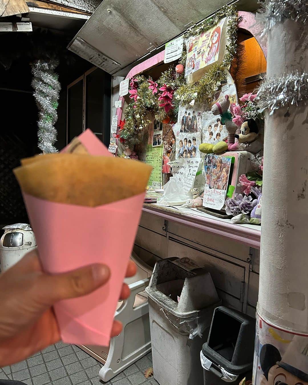 のインスタグラム：「久々に魔女のクレープを食べる。 勝手に魔女のクレープと呼んでいるが、店名はアンドレア。 学生時代から通うお店。 自分より長生きして欲しい人の1人。 死ぬまで食べていたいクレープだ。  #アンドレア #魔女のクレープ #下北沢 #クレープ屋」