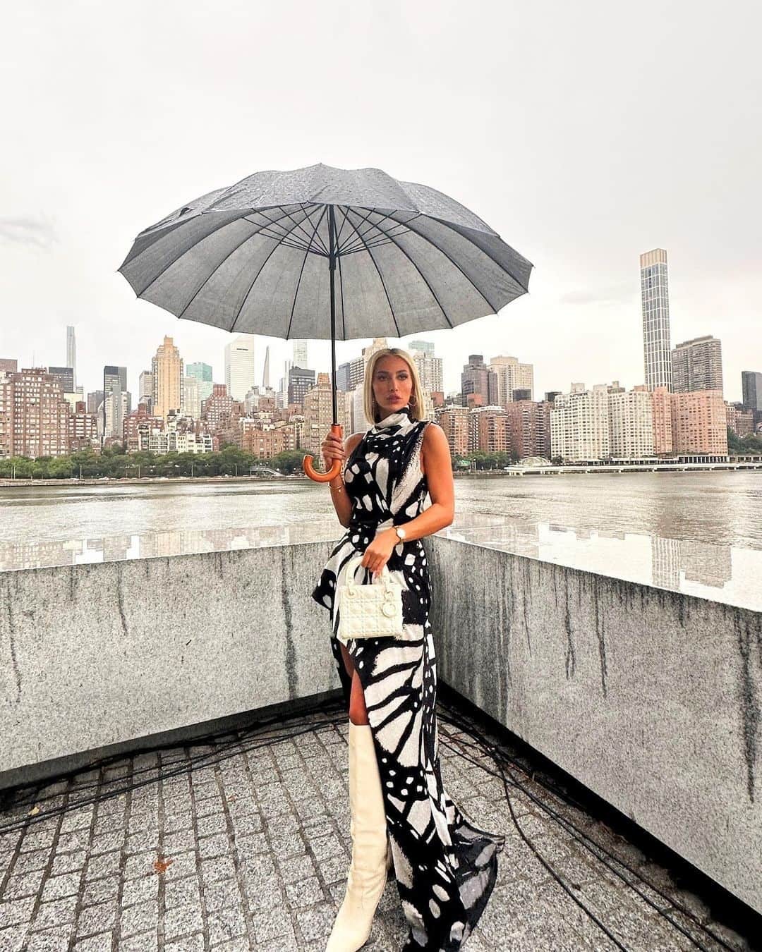 プラバルグルンのインスタグラム：「⁠Ravishing in the Rain⁠ ⁠ @model_roz⁠ wears the Black and Ivory Butterfly Printed High Neck Sleeveless Asymmetric Hem Dress from the Fall Winter 2023 collection⁠ to the Prabal Gurung NYFW show⁠ ⁠ Photo by @surajphotonyc」