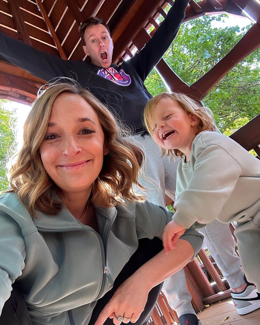 Gaby Dalkinのインスタグラム：「Ok here’s what I’ve learned about IVF….  Last year we decided to start the IVF process. Early December I started all the drugs, did the trigger shot, went in for my retrieval, sent those embryos out for testing and then put them on ice (or ski camp as I like to call it)   Fast forward almost a year later and we’ve had 1 semi-traumatic miscarriage (the miscarriage itself wasn’t traumatic and one day when I figure out how to share what happened without TMI I will), 1 failed transfer, 1 chemical pregnancy and now we’re out of embryos.   So much of the IVF content that’s online is people getting their success. And that’s amazing to see for so many people, but it’s also not everyone’s realities.   Many many moons ago, pre-poppy, I posted about how we live in a world where everyone seems to know everything about everyone’s business but here’s the thing, we never know what anyone is going through, what their plans are or if they even want kids. It’s a tough question for a lot of people, so just something to consider before asking.  This is just a gentle reminder that the “bun in the oven” “you should have another” comments can sting for many. I’ve developed such a thick skin the last 5+ years of our fertility journey, maybe it’s even too thick, as I’m not afraid to throw our struggles back at someone to hopefully increase their awareness and sensitivity to the subject.  All this to say, you never know what’s happening in someone’s life! So maybe be thoughtful about the questions you ask, regardless of who you’re asking.🤍 This is my update. Sending big love to anyone else going through the same thing. This whole journey certainly isn’t linear」