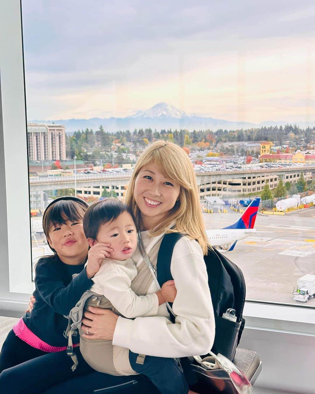 吉田ちかのインスタグラム：「Hey guys! We are in Seattle! Our stay back in March was way too short - just four days! So we’ll be staying a little longer this time😊  And today we’re celebrating Suri’s 15th birthday🎂 I’m sure Tara will be joining us in spirit💕  YouTubeでは、夏にいったヨーロッパの旅がアップされていますが、リアルタイムではまた新しい旅が始まっています！新しいとは言え、今回は何度もシェアしている実家のシアトルです❤️  3月に来た時は4日間だけだったので、今回はもう少しゆっくりの滞在😊今日はスリの誕生日パーティーをします🎂タラも天国から参加してくれるはず🥹❤️  インスタではなるべくリアルタイムに色々とシェアしますので、YouTubeと合わせて見てください💕ヨーロッパのちか旅もこれからどんどんアップされるので、hope you enjoy it!!   後ろに写ってるのは Mt. Rainier🏔空港が大幅にリノベーションされて、こんな絶景スポットができててびっくり！ストーリーのクイズでは、スイス？と答えた方が多かが多くてびっくり！でも、ワシントン州はそれだけ自然が綺麗かも！スイスも行ってみたいけどね😆🇨🇭  #子連れ旅行 #こどものいる暮らし #海外旅行 #アメリカ #旅」