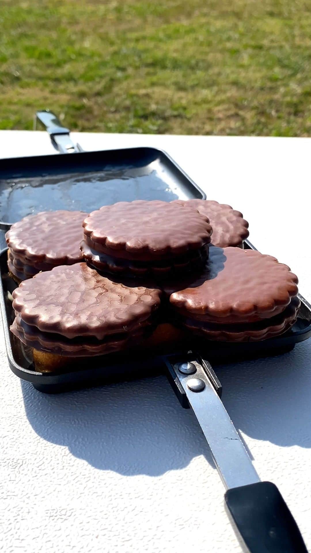 Tasty Japanのインスタグラム：「@tastyjapan 👈他のレシピもチェック！ 【何個積めたでしょう？】BBQでチョコパイタワー！ホットサンドレシピ  レシピが知りたい方はプロフィールのリンクをクリックしてね♪  ===  Choco-Pie Snack Hot Sandwiches Servings: 2  INGREDIENTS 2 slices white bread (8 slices pack) 5 choco-pies Butter, as needed  PREPARATION 1. Melt the butter on the double sided grill pan and place the bread. 2. Place the choco-pies. 3. Place the other bread. Close the grill pan and heat the both sides. 4. Enjoy!  #tastyjapan #ホットサンド #チョコパイ #BBQ」