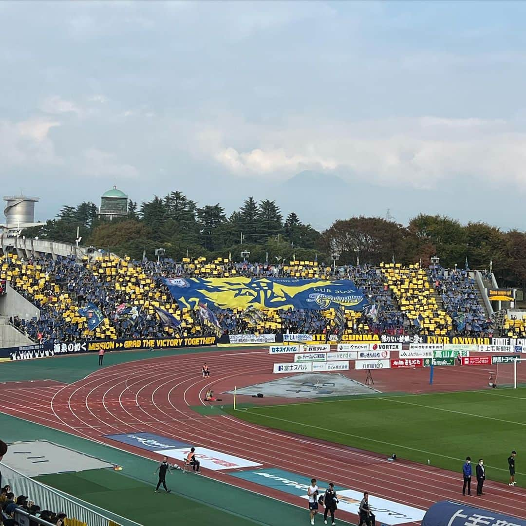 武藤乃子のインスタグラム：「⚽️ 11/5、ザスパはホーム最終戦でした。 群馬 1-2 千葉  両サポーターのボルテージも上がった、最高の雰囲気のスタジアム！ ザスパは先制したものの逆転負けを喫し、その結果、千葉はプレーオフ進出を確定しました。 おめでとうございます⚽️  今シーズンもあっという間にホーム最終戦を迎え、1年が早いなぁと実感しています。 今シーズンは再び仕事で関わらせていただくことになり、選手の皆さんからは、サッカーのことから趣味etc.、様々なお話しを聞かせていただきました。  このメンバーでの戦いは、あと1試合。 毎年さみしくなる時期ですが、今シーズンの集大成となる大分での最終戦を期待しています。  そして、スタジアムや練習場で声をかけてくださるサポーターの皆さま、今シーズンもありがとうございました！！  #ザスパクサツ群馬  #ジェフ千葉  #J2 #J2リーグ  #Jリーグ #取材  #サッカー観戦」