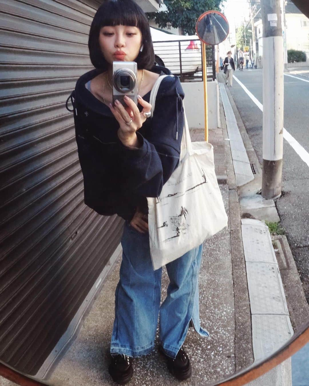 る鹿のインスタグラム：「𝓣𝓸𝓴𝔂𝓸 𝓭𝓪𝓲 𝓵𝔂📸🌷✨ ccd - sony bag - Dali art Pants - spelledit shoes - both paris」